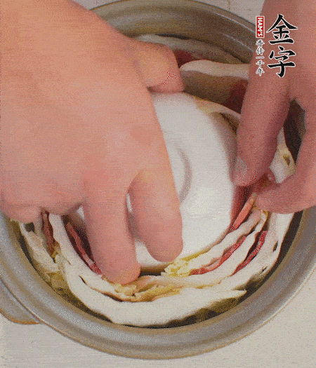 寬度剛好是鍋的高度。扣一個小碗更有助于幫助造型。