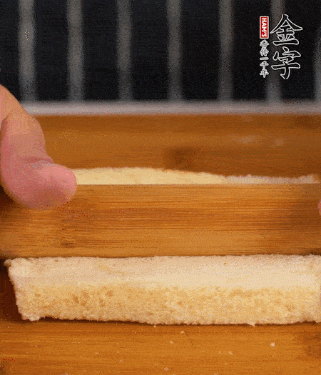 吐司切去四邊，搟??；烤腸竹簽穿過。