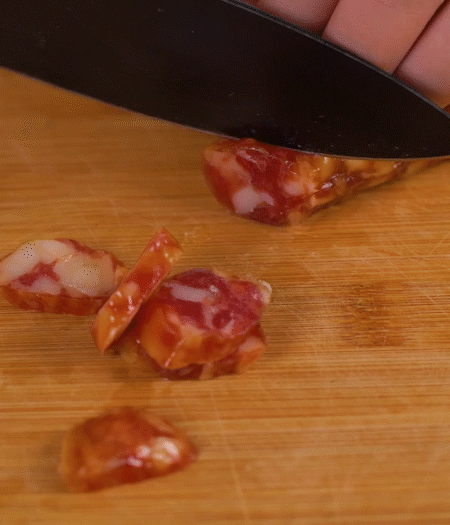 香腸切薄片。