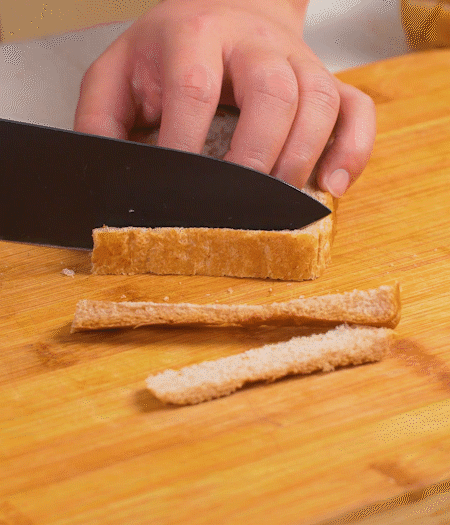 取1片黑麥吐司片，去掉邊邊，涂上一層蛋黃醬。