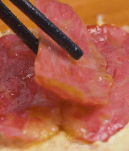 放上火腿、芝士片、生菜，再放一片土司。