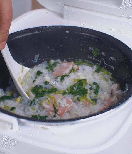 煮好時(shí)加白胡椒適當(dāng)調(diào)味。