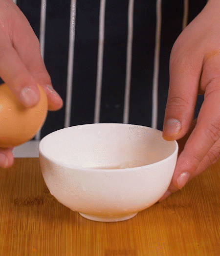 起鍋熱油，蛋液煎成雞蛋碎。金字淡咸肉切成絲。