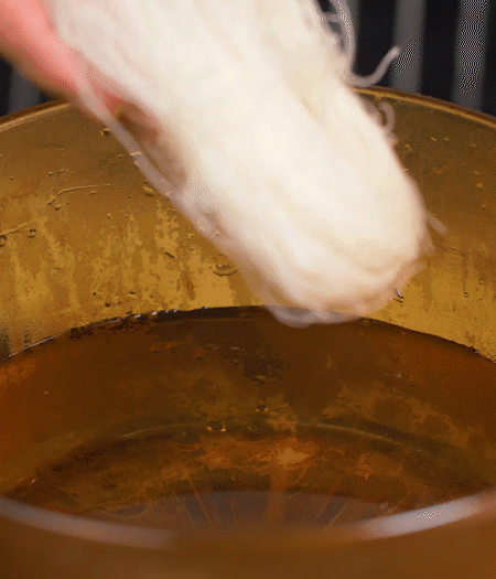 粉絲熱水泡軟。蒜、姜切碎末，小蔥切蔥花、小米椒切圈。金字火腿切薄片。