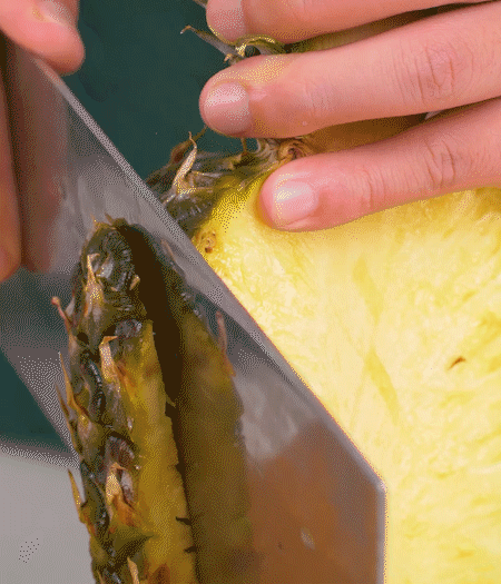 鳳梨去皮把果肉切塊，醬肉切小塊。