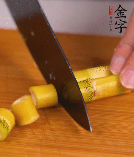 小野筍剝?nèi)ネ馄ぃ谐尚《巍?>
					</div>
					<span>步驟 2/7</span>
					<p>小野筍剝?nèi)ネ馄?，切成小段?/p>
				</li><li>
					<div   id=