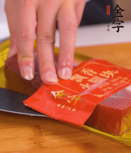 金字火腿切片，生姜切絲，蔥白切末。