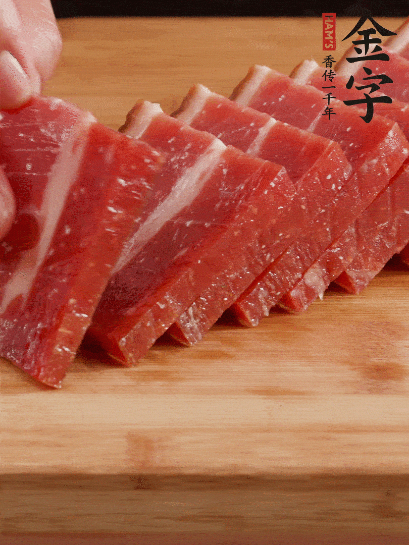 金字火腿上方切厚片的火腿。