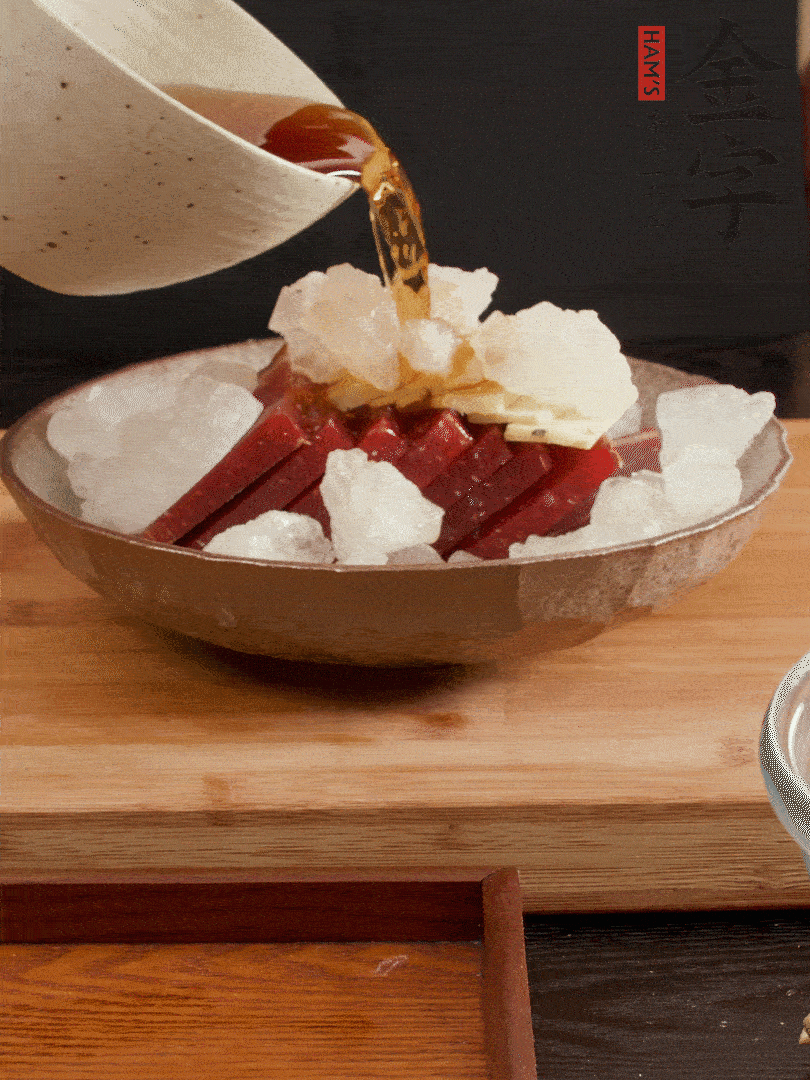 加姜片、冰糖、黃酒、水，蒸60分鐘，將火腿的咸逼出來。