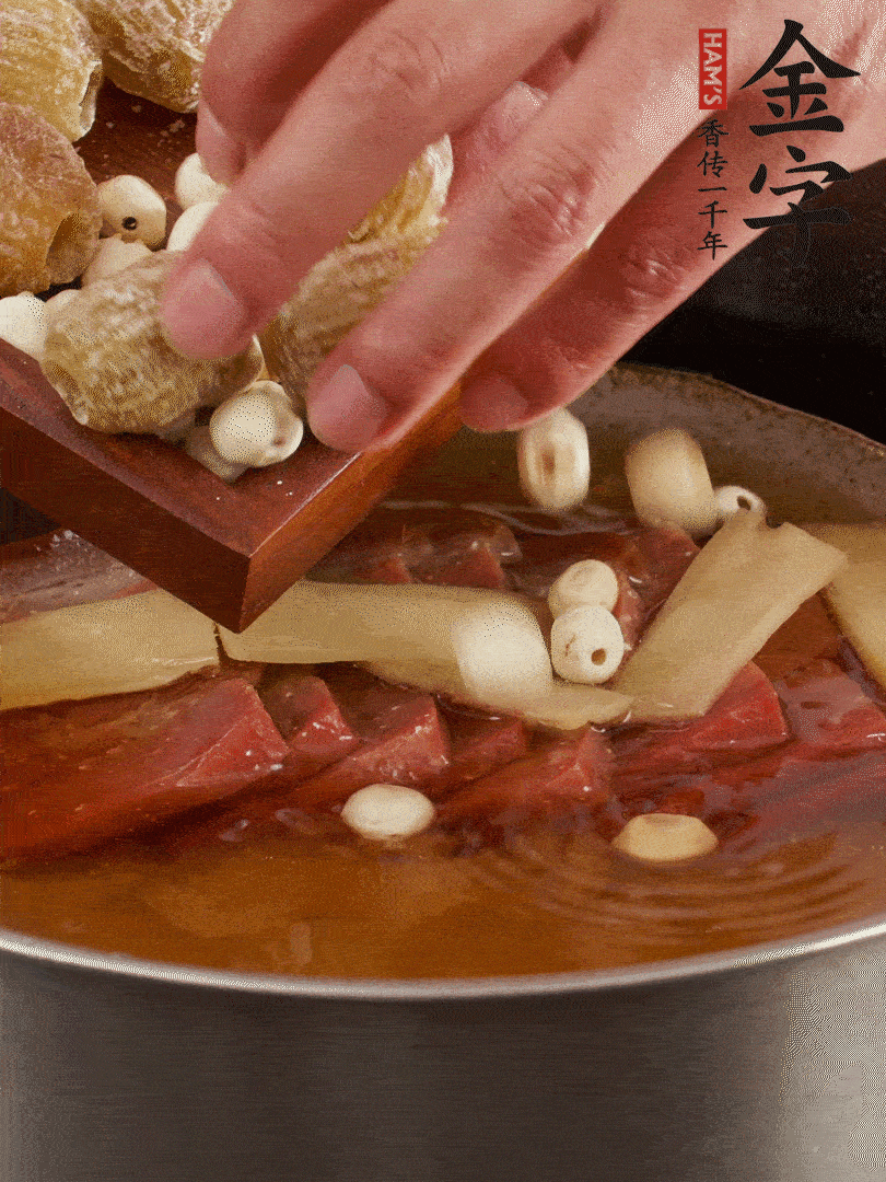 待冰糖融化后，放入蜜棗、蓮子同蒸25分鐘左右。