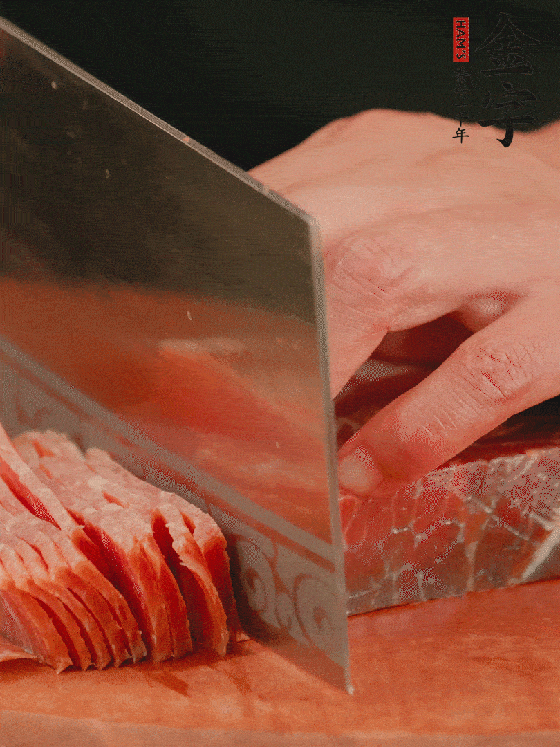 新鮮雞腿用刀在表面劃幾刀。金字火腿切薄片備用。