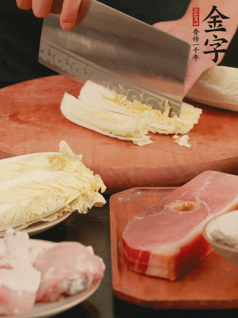 白菜去掉頭尾，對半豎切，再均勻切4刀。