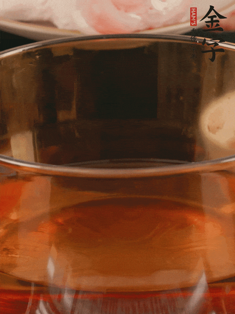 雞腿冷水入鍋，加姜片料酒焯水，撈出溫水洗凈。