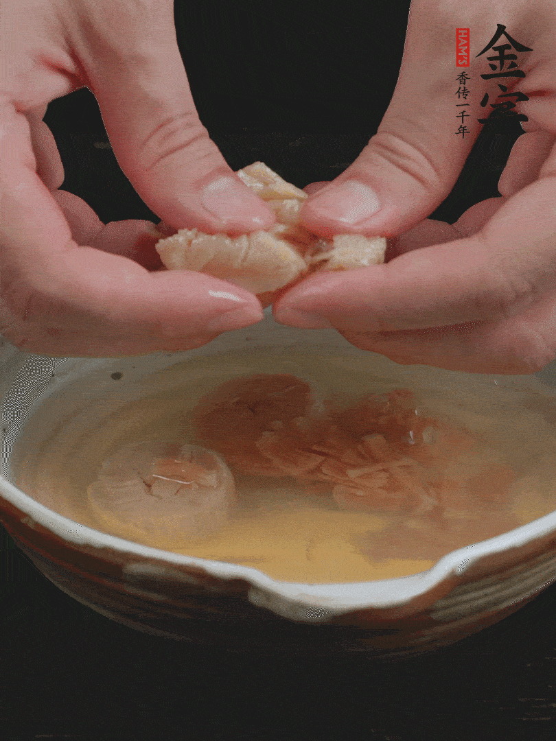 元貝溫水泡發(fā)，拆成細絲。