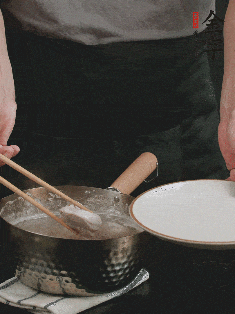 雞塊冷水下鍋，加姜片、料酒焯水，撈出洗凈備用。