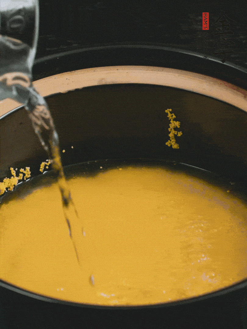 小米洗凈后，加水小火煲1個小時。