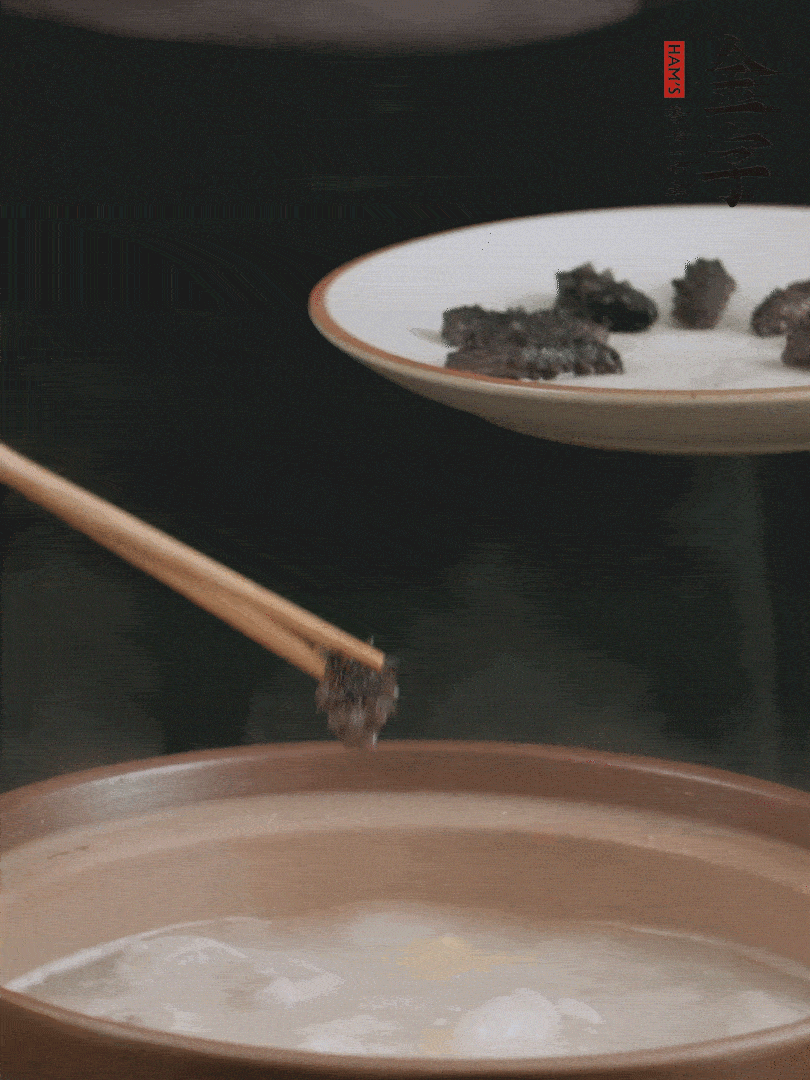 期間雞湯燉到80分鐘時，加小海參再燉10分鐘。