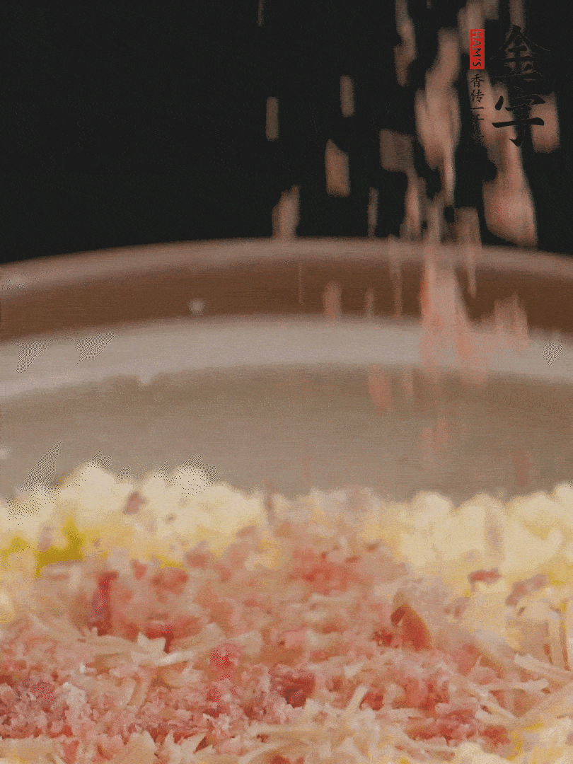 加雞湯沒過，放干貝絲、火腿末、小海參。