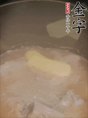 排骨洗凈，加生姜、黃酒焯水，溫水洗凈備用。