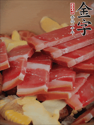 除鮑魚外的所有材料放進(jìn)鍋里，加清水、姜、黃酒，大火燒開，轉(zhuǎn)小火煲90分鐘。