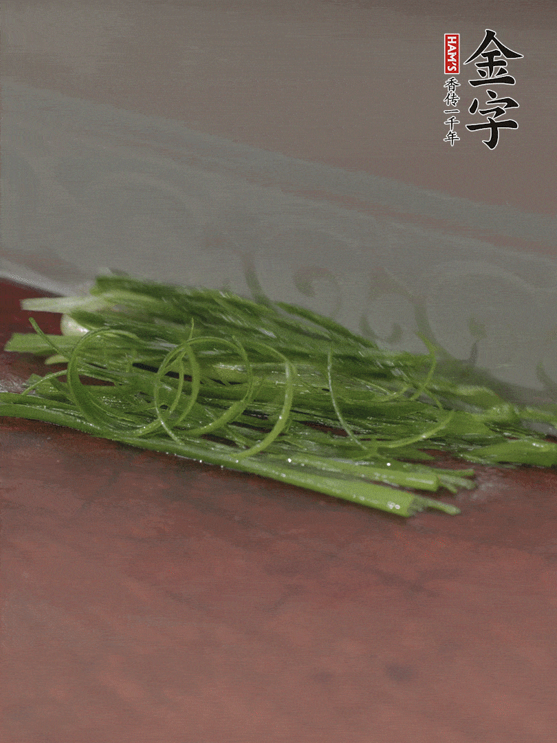 生姜切薄片，紅椒切細絲，小蔥蔥綠切細絲，泡入冰水中保持新鮮。