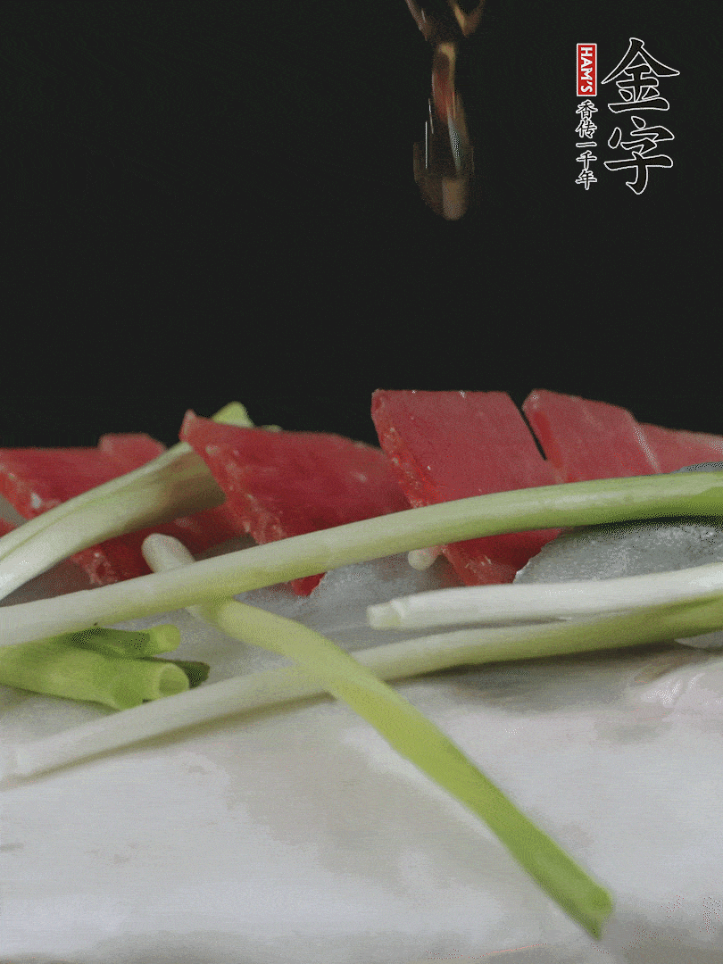 蔥白置于魚身，放適量豌豆，淋上花雕酒。