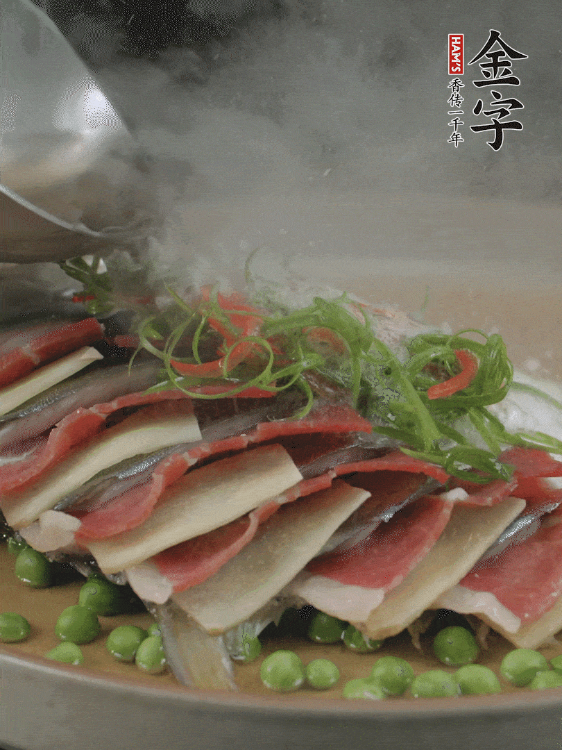 表面放上蔥絲、紅椒絲，淋上熱油。