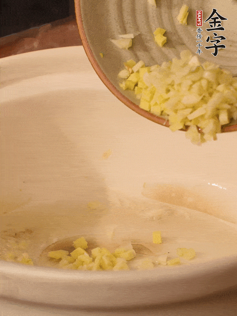 熱油下鍋，姜爆香。下冬瓜略微翻炒。