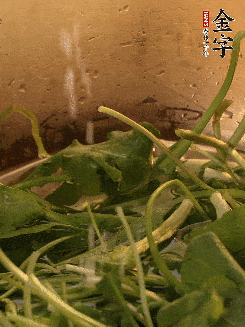 薺菜去掉根部，加小蘇打、鹽熱水沸騰燙軟。