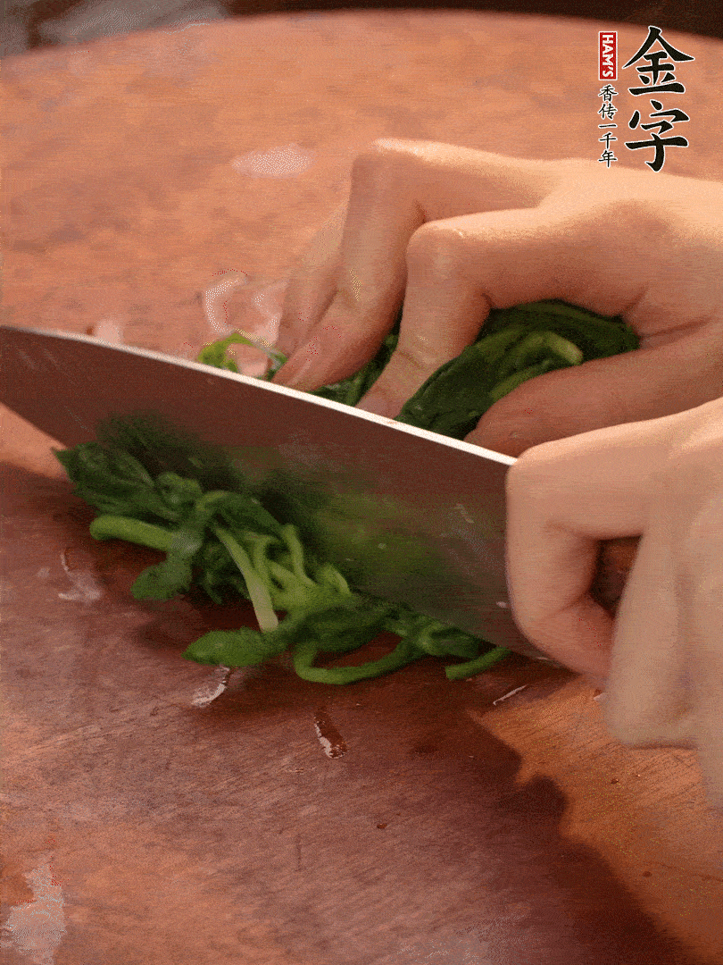 晾涼拽干水份，切碎備用。