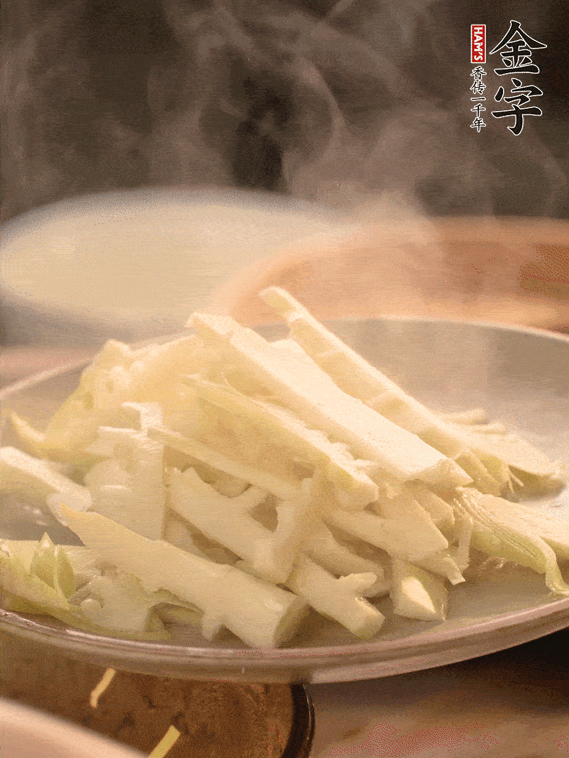 春筍切薄片，焯水去除澀味。