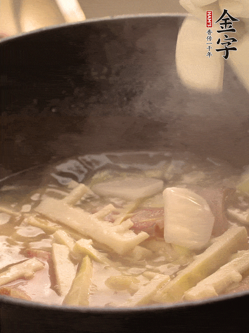 加一點開水后，放年糕燜2分鐘至軟。