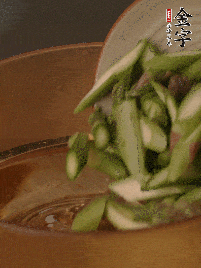 蘆筍、白玉菇焯水30秒備用。