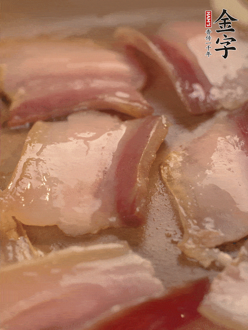 鍋中熱油煸香大蒜、咸肉。