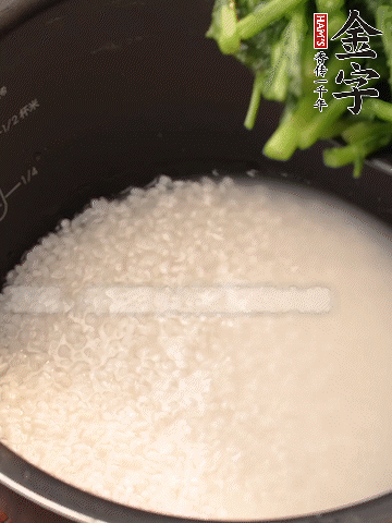 茼蒿、香腸放入浸泡好的大米，水沒過大米半指煮熟。