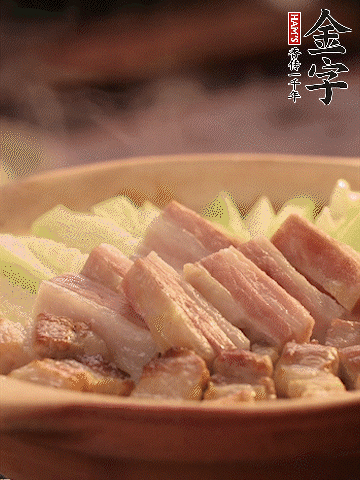 金字淡咸肉切條，焯水備用。