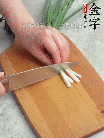 切好的咸肉鋪在碗邊，然后把千張放在中間。