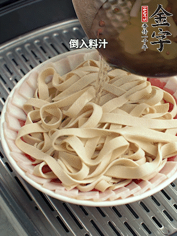 將料汁倒入食材中，改上保鮮膜蒸半小時(shí)。