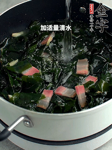 放入泡發(fā)好的裙帶菜翻炒一下，加適量清水燉煮。