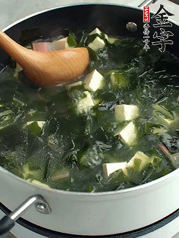 煮到沸騰后，再放入豆腐蓋蓋子煮3分鐘。