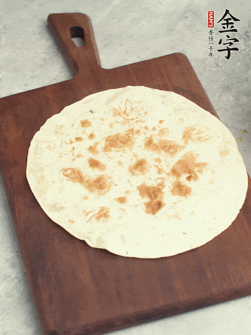 食材依次鋪在卷餅皮上，卷起來。