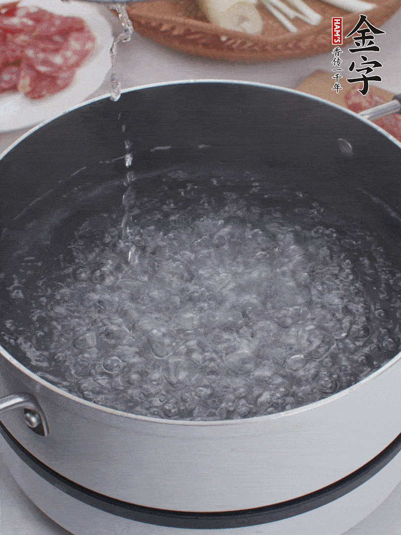 春筍去殼切片，焯水3分鐘。