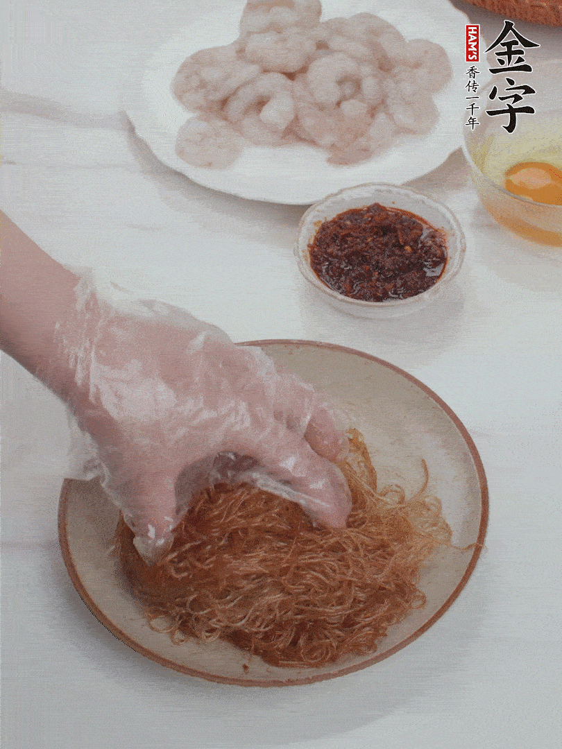 粉絲泡軟后，入沸水煮10秒，撈出后加1/2勺老抽、1/2勺食用油挑松。