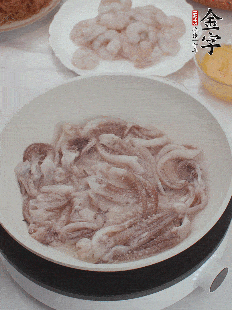 蝦仁、魷魚滑油，蛋液炒制半熟。