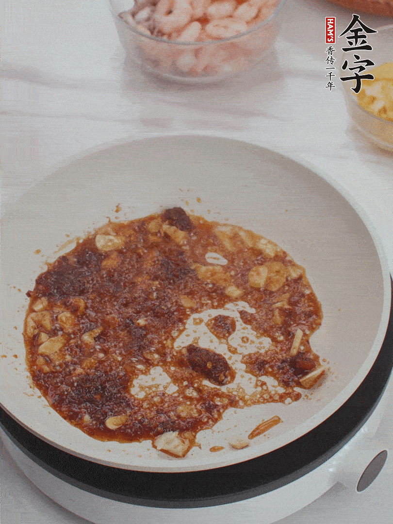 冷鍋熱油，1大勺金字火腿XO醬、蒜末炒香，倒粉絲一起炒。