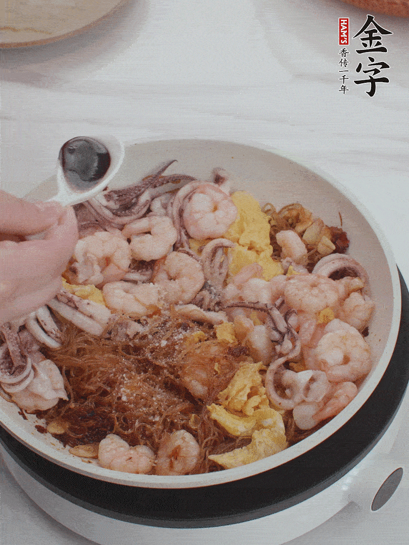 放1/3勺鹽、1/3勺雞精、1/3勺糖、2/3勺生抽調味。