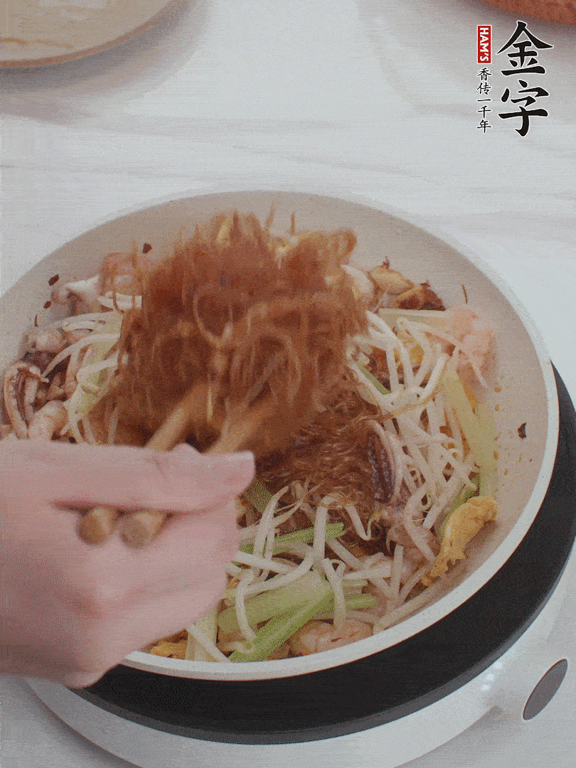 放焯好水的香芹、豆芽翻炒挑松。