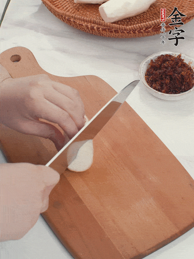 茭白剝殼，洗凈后切滾刀塊。