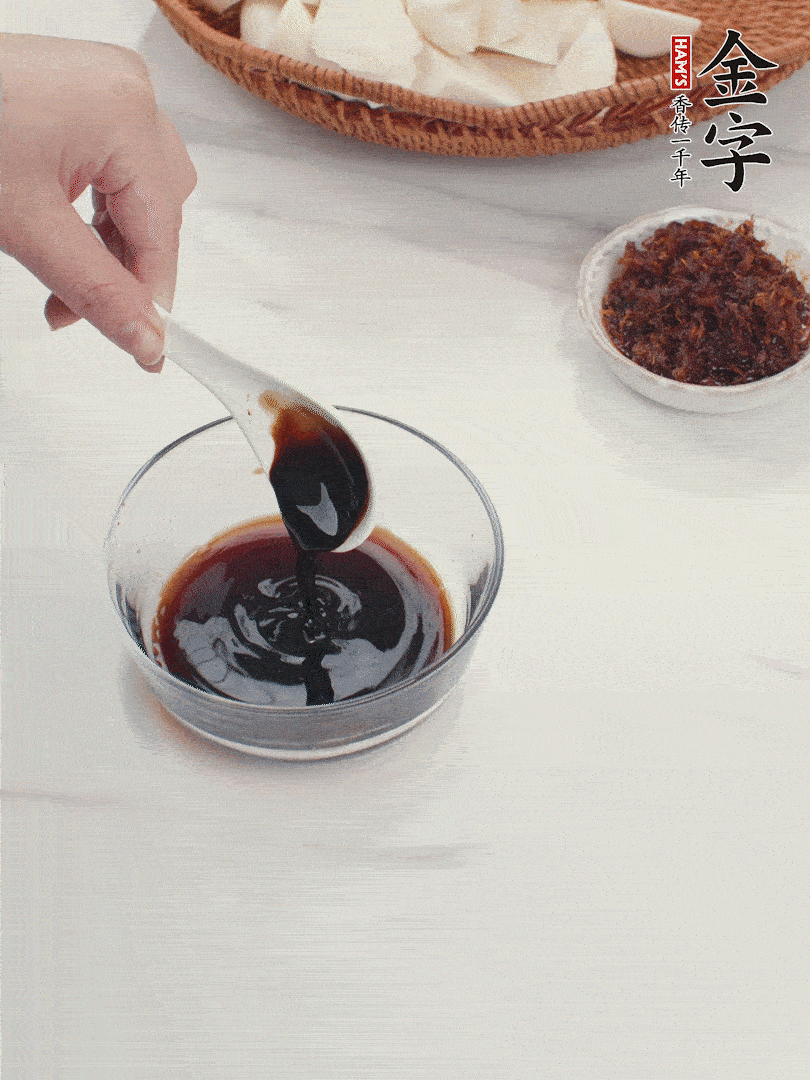 將生抽、老抽、黃酒和白砂糖在小碗里調(diào)成味汁。