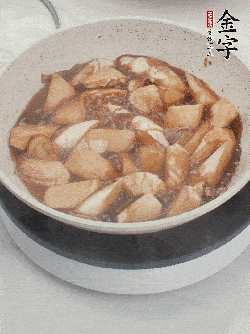 待茭白煸到微微發(fā)黃加入調(diào)好的味汁翻炒。加一小碗清水蓋蓋子燜3-4分鐘。